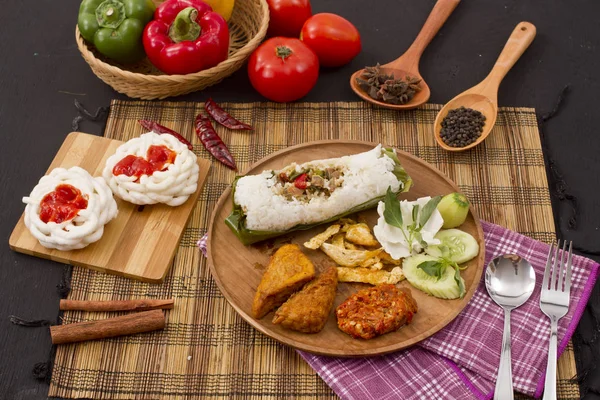 Kızarmış pirinç tuzlu balık