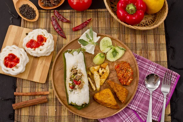 Kızarmış pirinç tuzlu balık