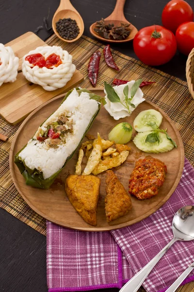 Kızarmış pirinç tuzlu balık