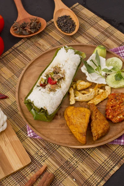 Kızarmış pirinç tuzlu balık