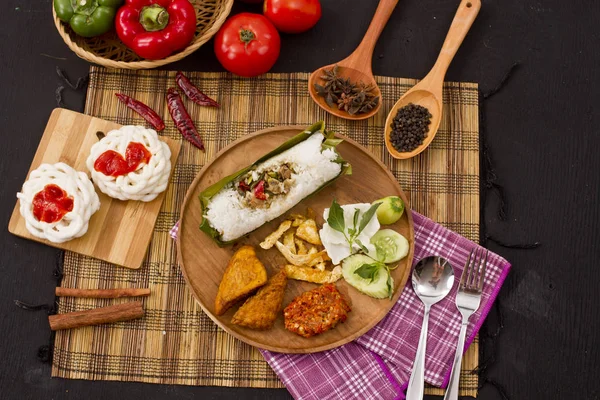 Kızarmış pirinç tuzlu balık