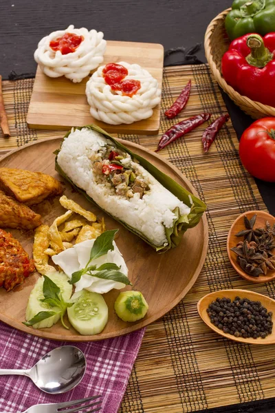 Kızarmış pirinç tuzlu balık