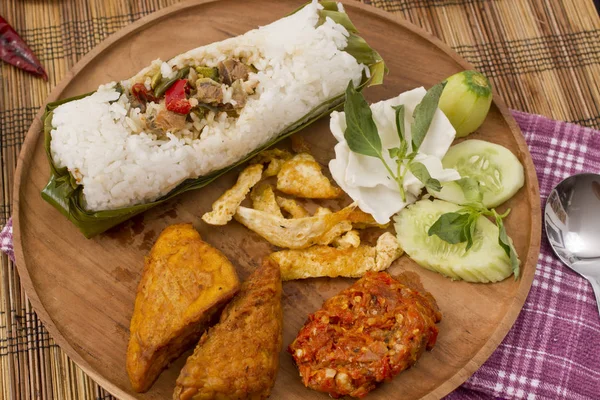 Kızarmış pirinç tuzlu balık