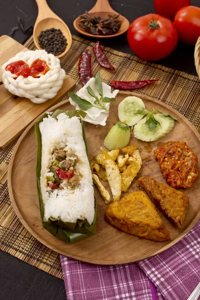 Kızarmış pirinç tuzlu balık