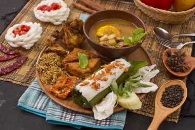 pirinç sarılmış ve demirhindi sebze çorbası