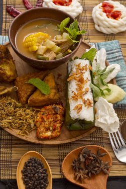 pirinç sarılmış ve demirhindi sebze çorbası