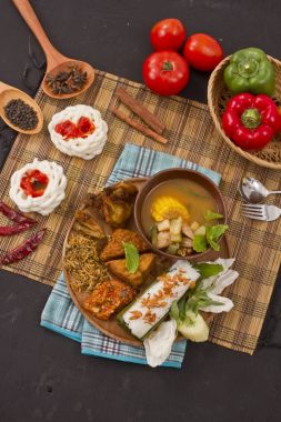 pirinç sarılmış ve demirhindi sebze çorbası