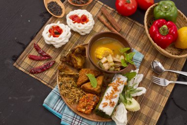 pirinç sarılmış ve demirhindi sebze çorbası