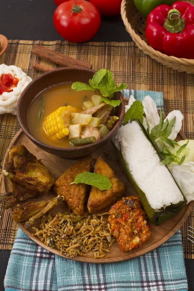 Reis gewickelt und Tamarindengemüsesuppe — Stockfoto