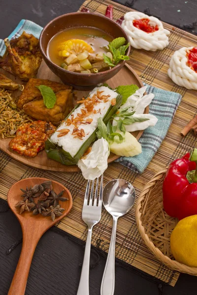 pirinç sarılmış ve demirhindi sebze çorbası