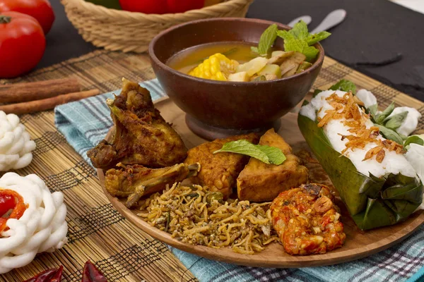 pirinç sarılmış ve demirhindi sebze çorbası