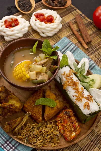 pirinç sarılmış ve demirhindi sebze çorbası