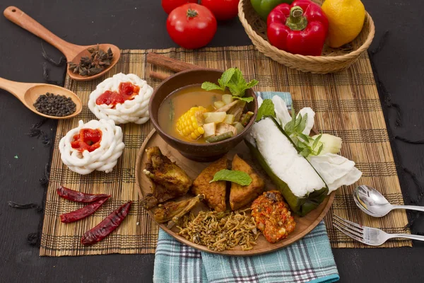 pirinç sarılmış ve demirhindi sebze çorbası