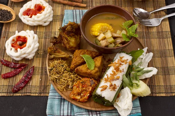 pirinç sarılmış ve demirhindi sebze çorbası