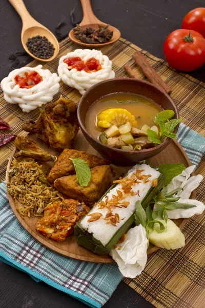 pirinç sarılmış ve demirhindi sebze çorbası