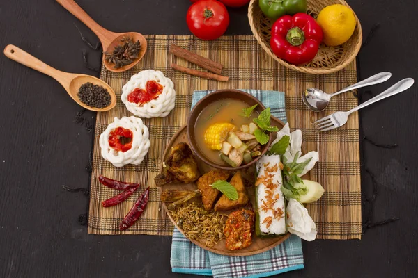 pirinç sarılmış ve demirhindi sebze çorbası