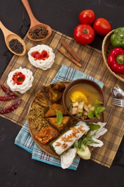 pirinç sarılmış ve demirhindi sebze çorbası