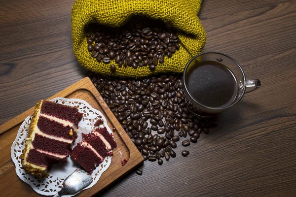 Café negro largo y pasteles — Foto de Stock