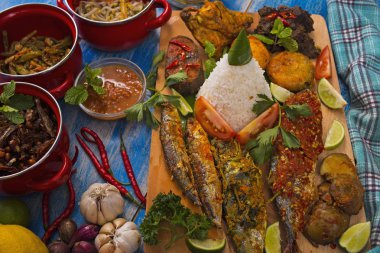 Endonezya mutfağı bir öğle yemeği ayarla