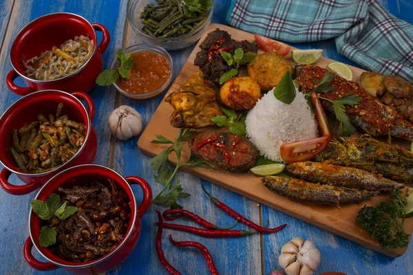 Masakan Indonesia Satu Set Makan Siang — Stok Foto