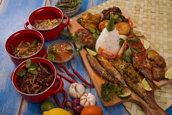 Endonezya mutfağı bir öğle yemeği ayarla