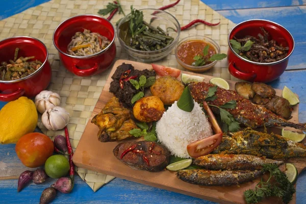 Masakan Indonesia Satu Set Makan Siang — Stok Foto