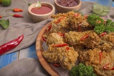 kızarmış tavuk öğle yemeği menüsü