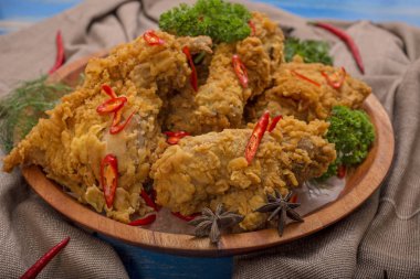 kızarmış tavuk öğle yemeği menüsü