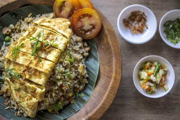 Öğle yemeği için kızarmış pilav Endonezya tarifi