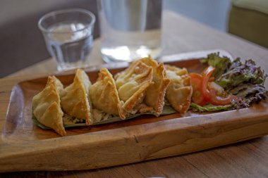 atıştırma için tavuk böreği