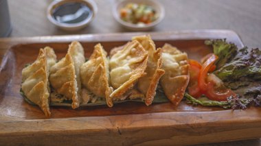 atıştırma için tavuk böreği