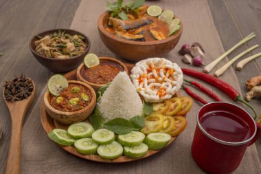 Endonezya öğle yemeği menüsü balık 