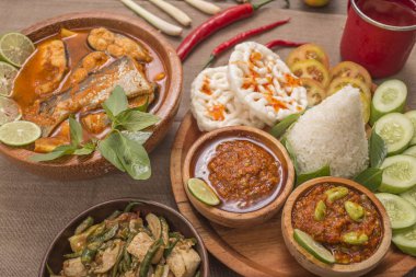 Endonezya öğle yemeği menüsü balık 