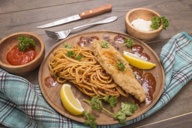 Balık ve patates kızartması öğle yemeği için