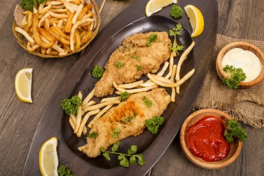 Balık ve patates kızartması öğle yemeği için
