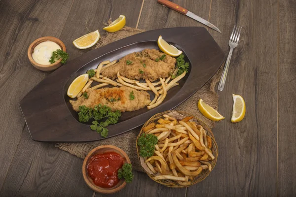 Ψάρι Και Τηγανιτές Πατάτες Για Μεσημεριανό Γεύμα — Φωτογραφία Αρχείου