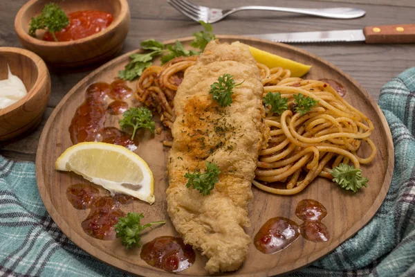 Balık ve patates kızartması öğle yemeği için