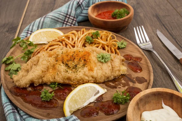 Balık ve patates kızartması öğle yemeği için