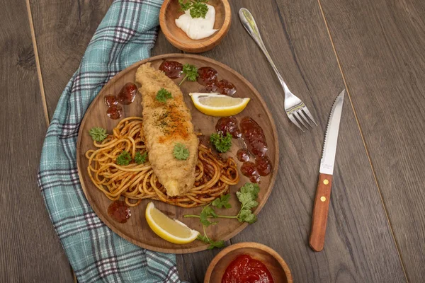 Balık ve patates kızartması öğle yemeği için