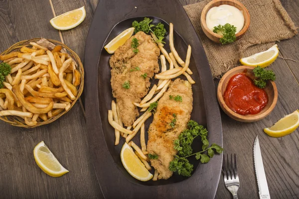 Balık ve patates kızartması öğle yemeği için
