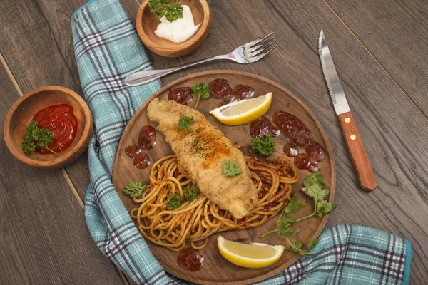 Balık ve patates kızartması öğle yemeği için