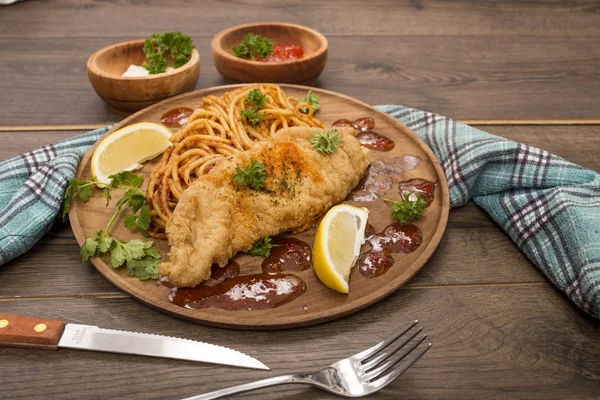 Balık ve patates kızartması öğle yemeği için