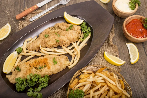 Balık ve patates kızartması öğle yemeği için