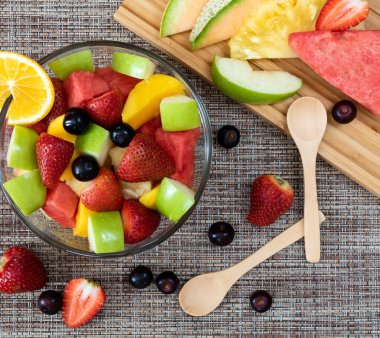 Çilekli meyve salatası kavun, portakal ve elma.