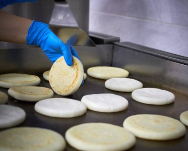 Şef Venezuela arepas pişiriyor.