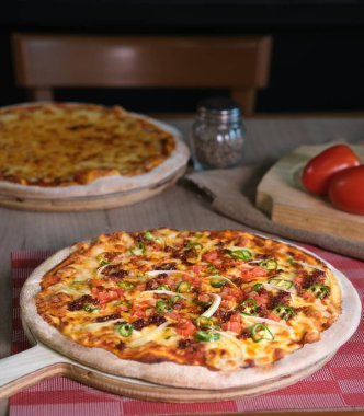 İtalyan etli, acı soslu ve peynirli pizza.