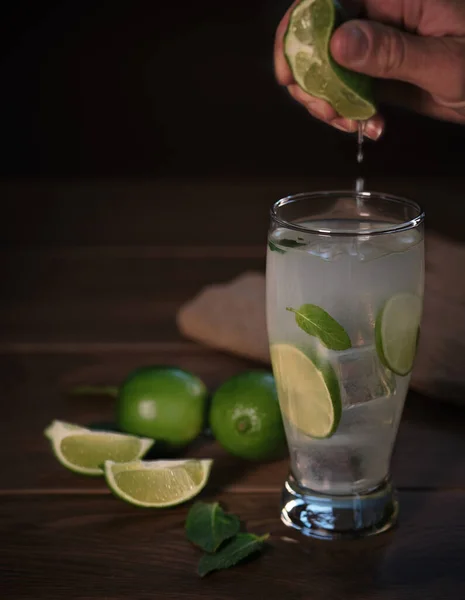 Fresh Lemonade Lemon Juice Squeezing Lemons Wood — Stock Photo, Image