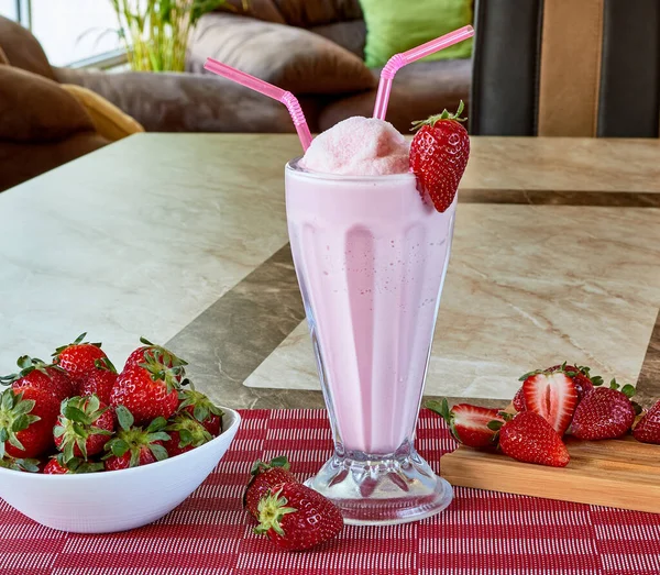 草莓奶昔 用草莓糖浆装饰水果 — 图库照片