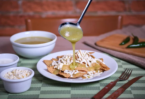 Chilaquiles Típicos Chips Mexicanos Tortilla Con Chil Verde — Foto de Stock