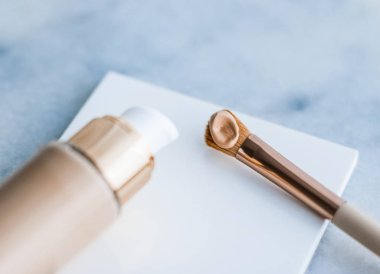 Makyaj şişesi ve mermer, makyaj fırçası